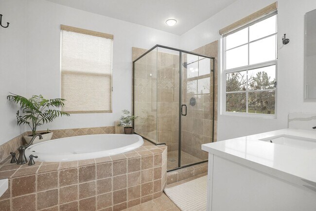 Building Photo - Beautiful executive home in the Eastlake-C...