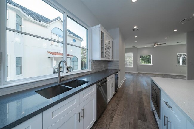 Building Photo - 1328 W 23rd St