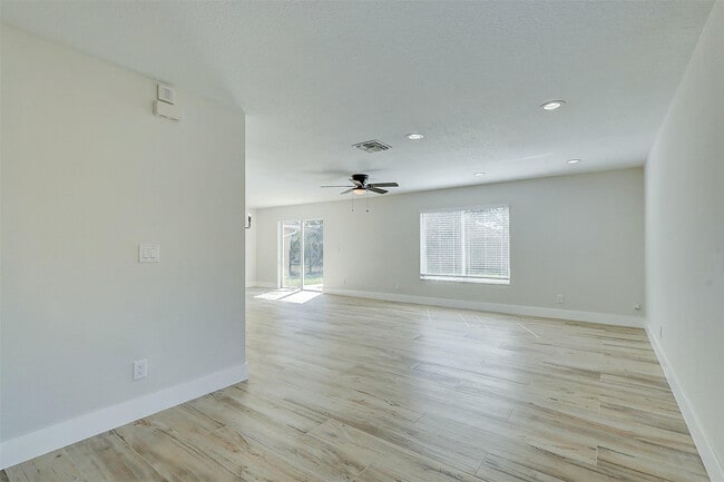 Building Photo - 1956 SW Jamesport Dr