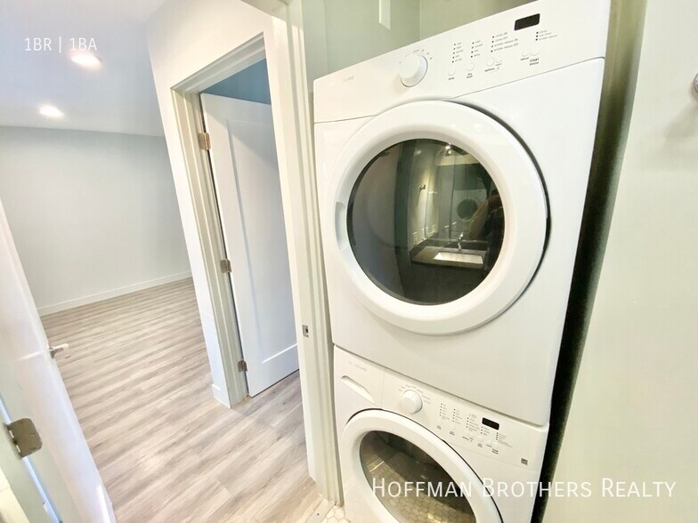 Building Photo - 1535 N Kenmore Ave