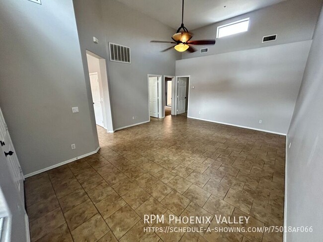 Building Photo - Single Level 2 Bed/2 Bath Gated Community ...