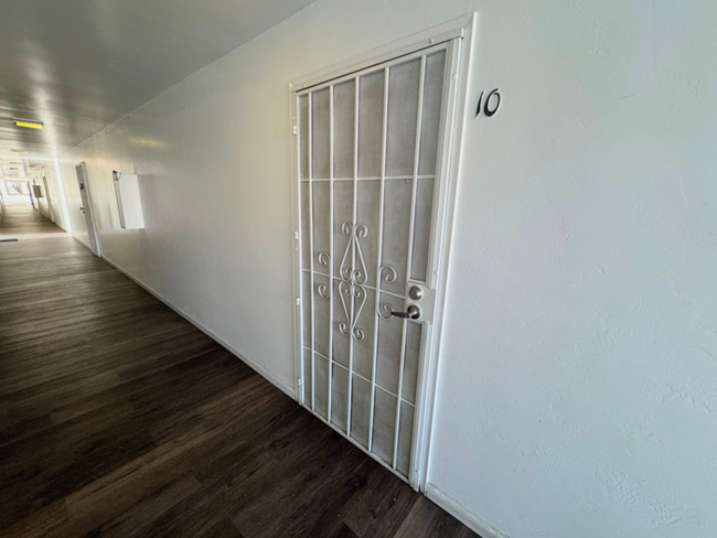 Building Photo - Bright and Spacious Downstairs Condo Minut...