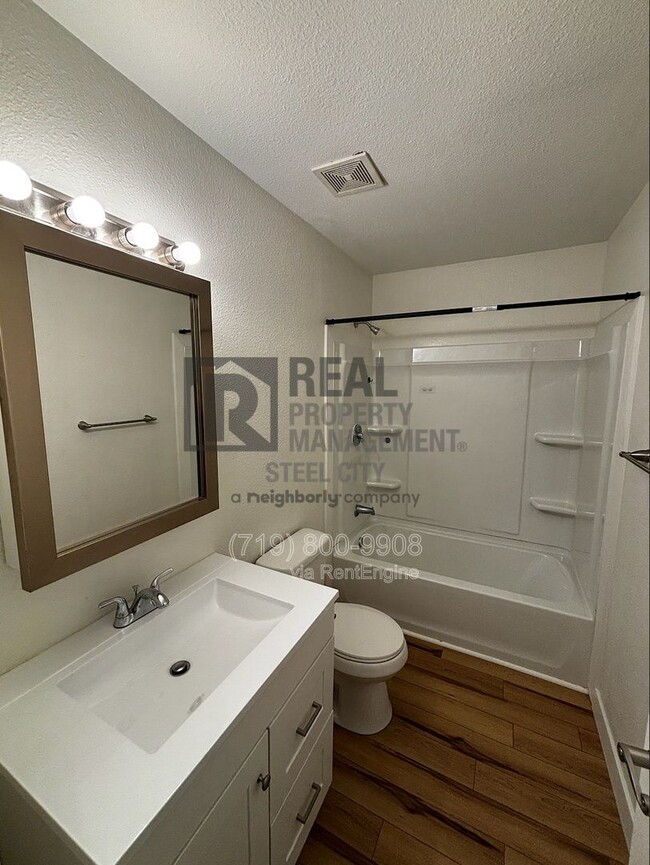 Building Photo - 607 W 15th St