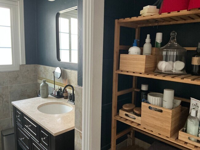 Building Photo - Charming 2 Bedroom Home with Studio/Office...