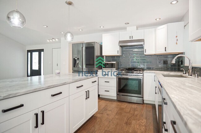 Building Photo - 3 Bed, 2.5 Bath Single Family Available fo...