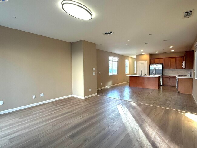 Building Photo - 137 W Questa Trail