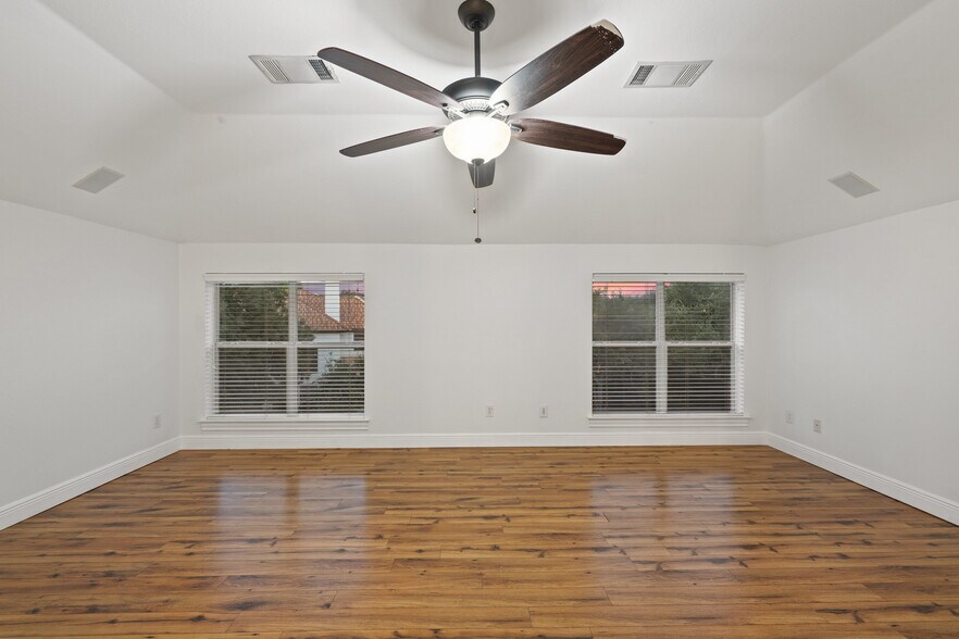Building Photo - 402 Luna Vista Dr