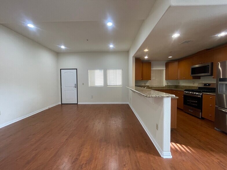 Building Photo - 15024 Magnolia Blvd