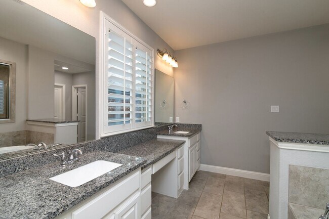 Building Photo - Spectacular and spacious home in Parkside!!