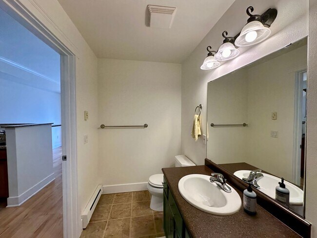 Building Photo - Ready Now! 1 Bedroom Condo located in Down...