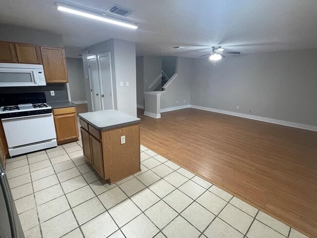 Building Photo - 906 Yacht Ct