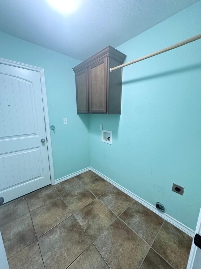 Building Photo - 3 Bedroom 2 Bathroom w/ Bonus Room