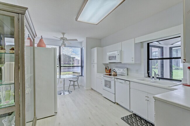 Building Photo - 3940 Back Bay Dr