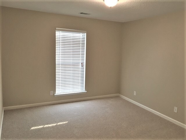 Building Photo - 307 Pebble Dr