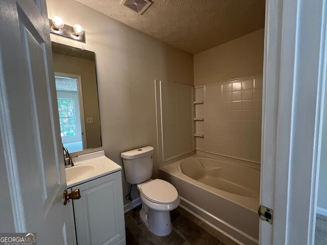 Building Photo - 3153 Kingswood Glen