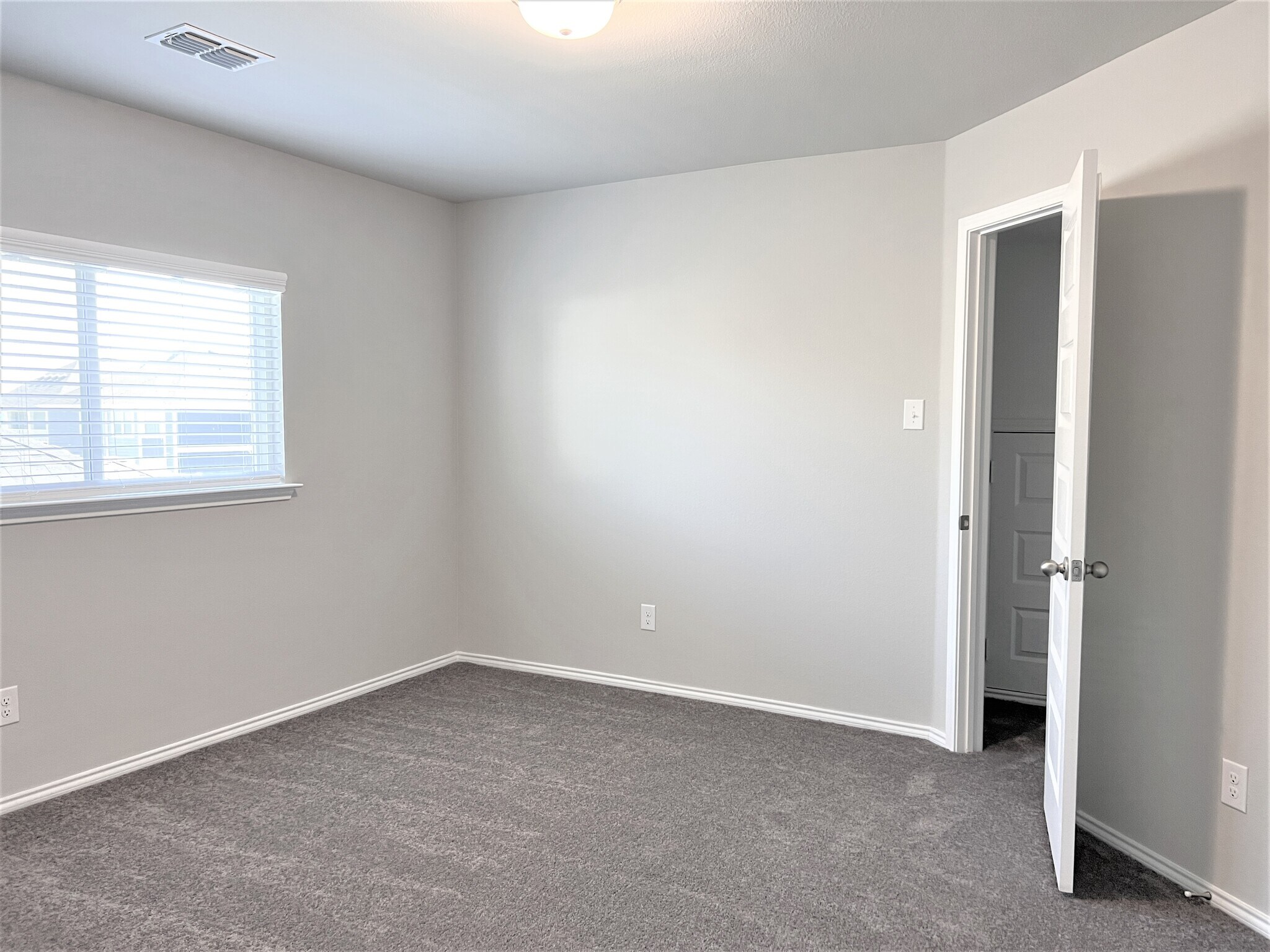 Building Photo - 5945 Hopkins Dr