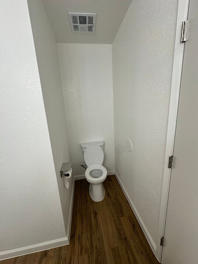 Building Photo - 547 De Leon Dr