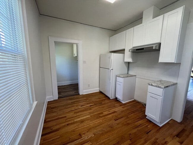 Building Photo - Newly-RENOVATED 2/1 House in a prime location!