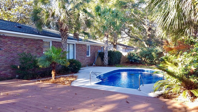 Building Photo - Adorable 3 bedroom + flex room with pool -...