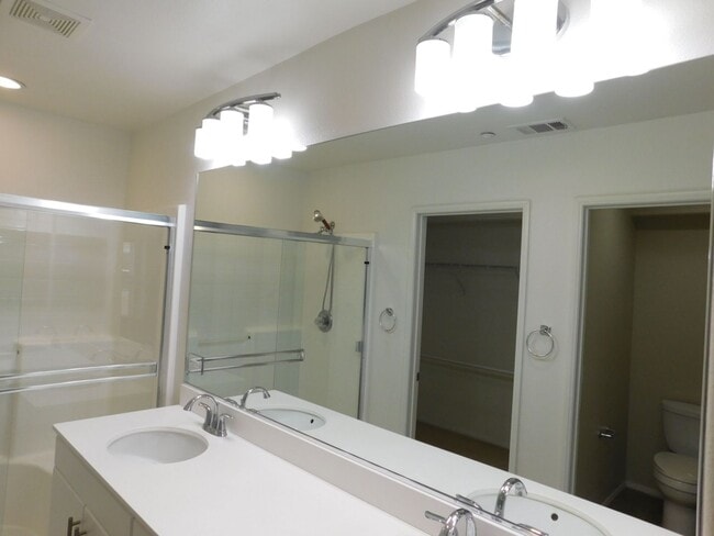 Building Photo - Beautiful Tri Level 2 Bed 2.5 Bath Single ...