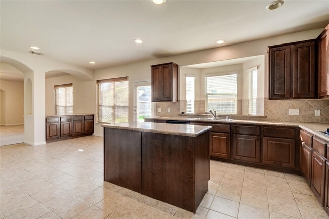 Building Photo - 9115 Memorial Valley Dr