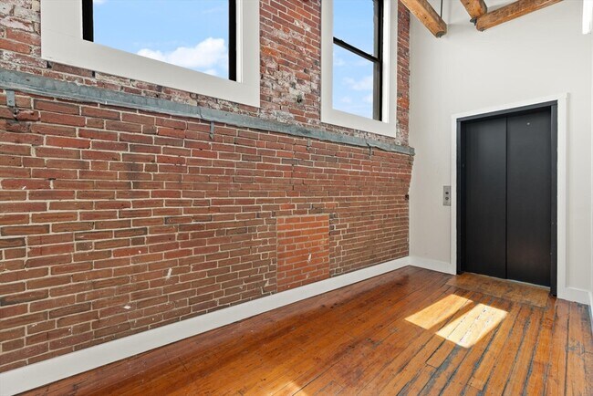 Building Photo - 49 Munroe St