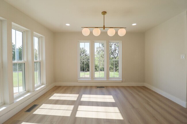 Building Photo - 4 Bed | 3 Bath on Keystone Lake!