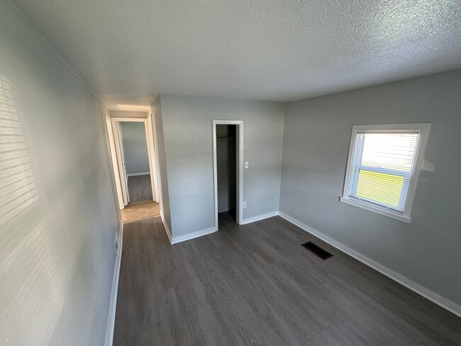 Building Photo - Great Location smaller 2 bedroom house wit...