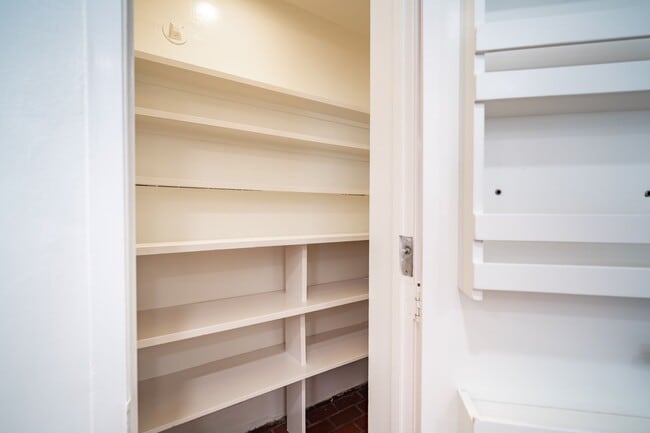 Building Photo - Beautiful 4-bedroom, 4 bath unit in the desirable Los Feliz