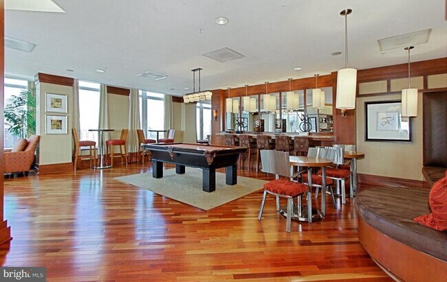 Building Photo - 8220 Crestwood Heights Dr