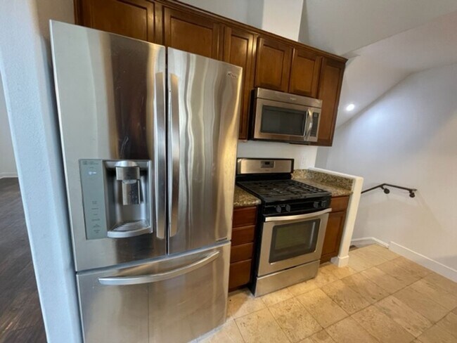 Building Photo - Rent Special - 2 weeks free rent!! 3 bedro...