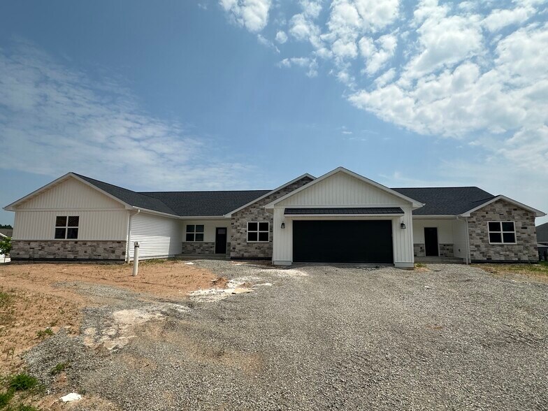 Building Photo - 2129 Clover Field Dr