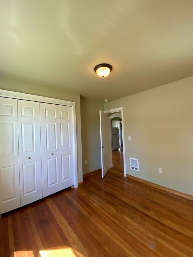 Building Photo - Beautifully Remodeled Springfield Cottage
