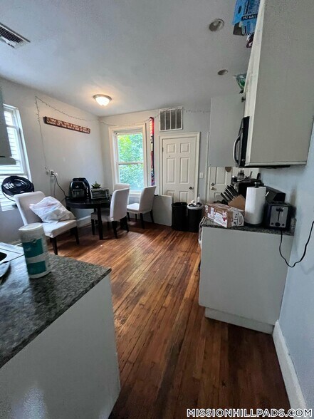 Building Photo - 731 Parker St