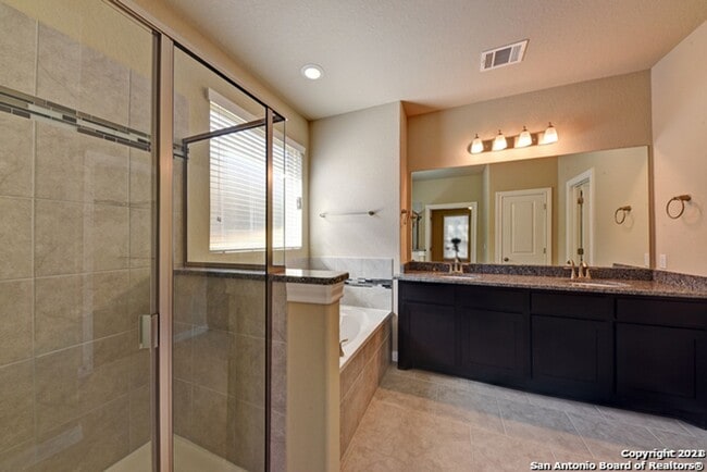 Building Photo - 3 Bed 2.5 Bath
