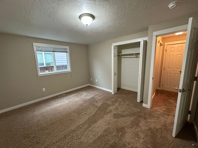 Building Photo - 3 Bedroom 2 Bath Home In NE Albany On a De...