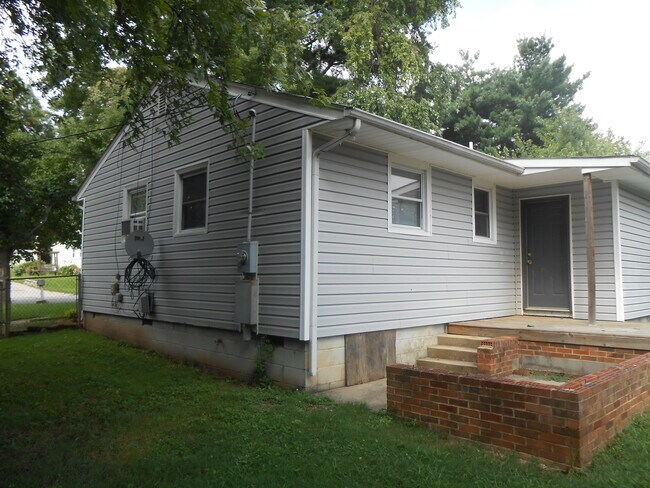 Building Photo - 2 BR, Holden Road area convenient to Coliseum