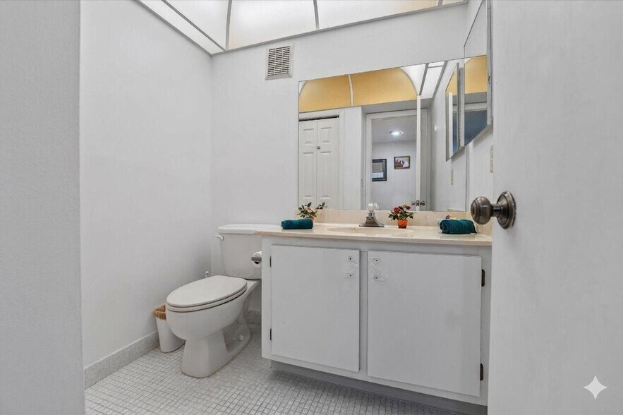 Building Photo - 16251 Golf Club Rd