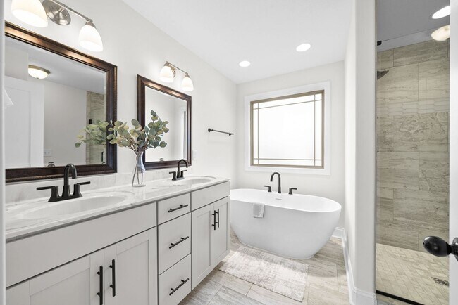 Building Photo - 3 Bed 2/2 Bath home nestled on an Acre of ...