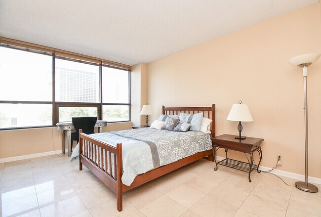 Building Photo - 5150 Hidalgo St