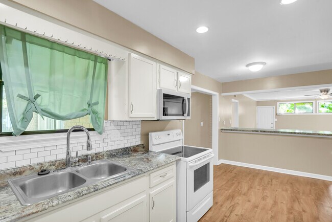 Building Photo - 2222 Bacon Park Dr