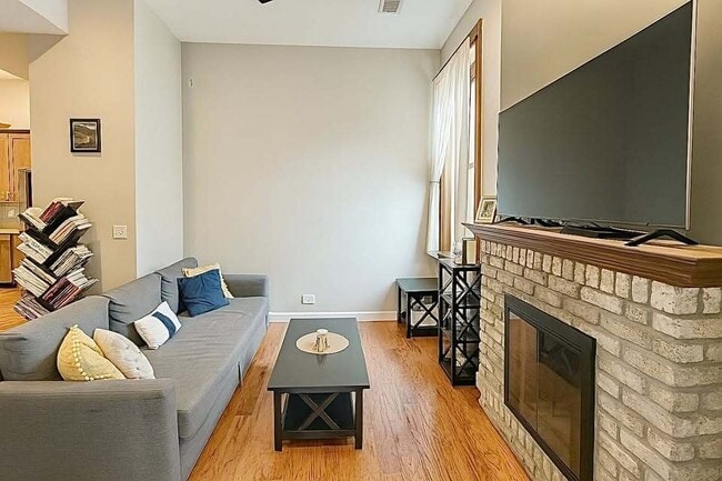 Building Photo - 549 W Belden Ave