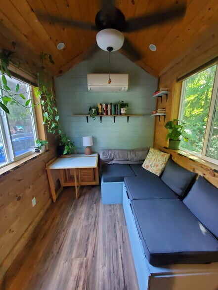 Building Photo - 1716 11th Ave SE