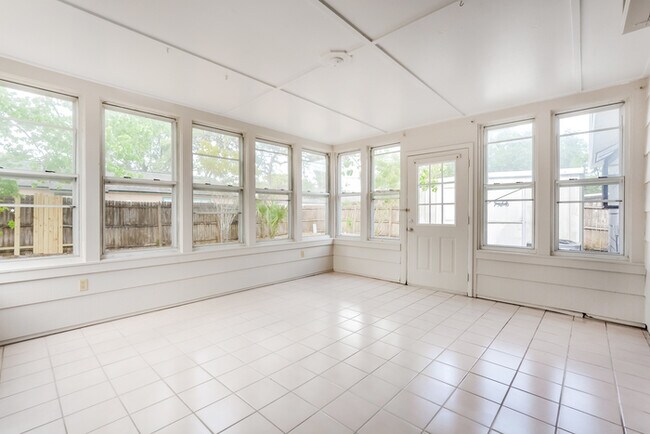 Building Photo - 213 Moonbeam Rd