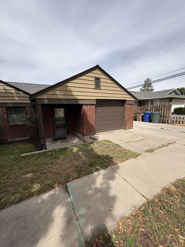 Building Photo - 2395 Bernadine Dr