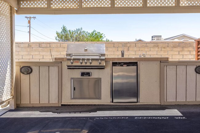 Building Photo - Perfect Pool House!!