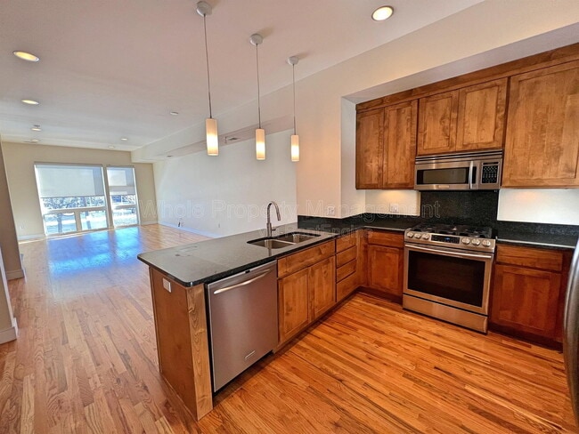 Building Photo - 2403 Bryant St