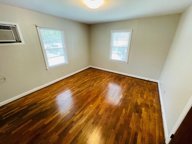 Building Photo - 1BR by UNC-G with Free Parking!