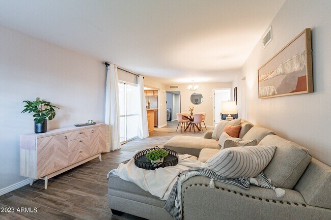 Building Photo - 4016 S Holbrook Ln