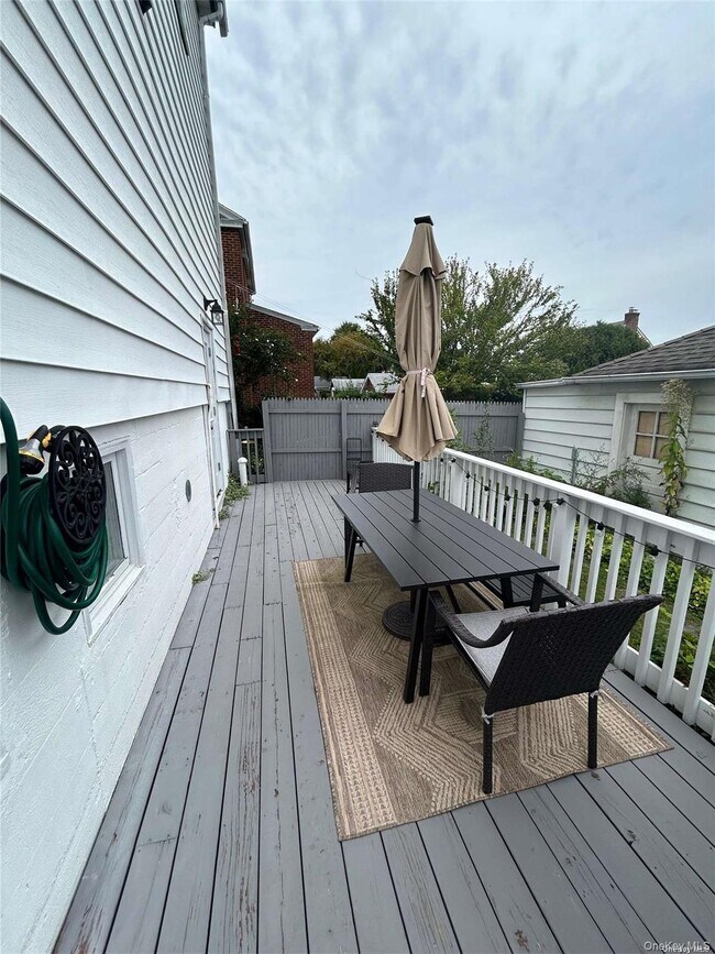 Building Photo - 16 Benjamin St